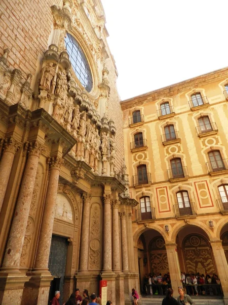 Gevel van de basiliek in de benedictijnenabdij op montserrat Catalonië, Spanje — Stockfoto