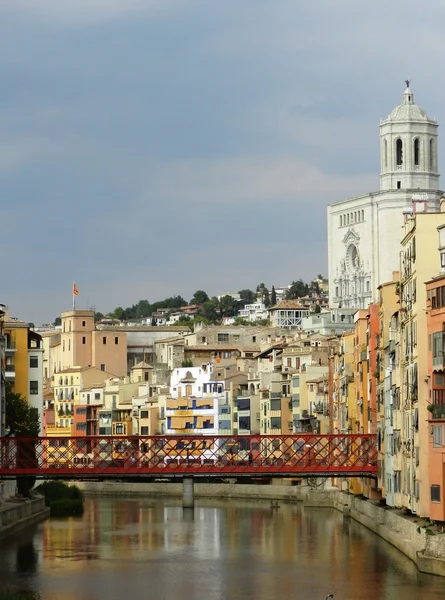 Casas coloridas na cidade velha de Girona, Catalunha, Espanha — Fotografia de Stock