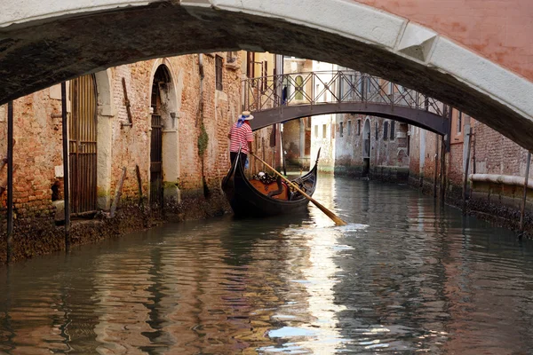 Gondole e canali a Venezia — Foto Stock