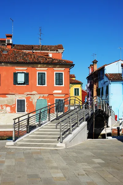 Pont et maisons colorées à Burano . — Photo