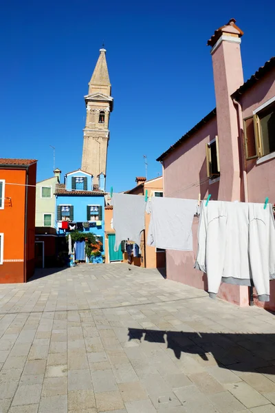 Drying clothes on a background of multi-colored facades of the island of Burano, Venice, Italy — Stock Photo, Image