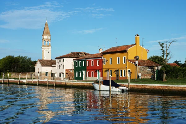 Canal en la isla de Burano, Venecia, Italia —  Fotos de Stock