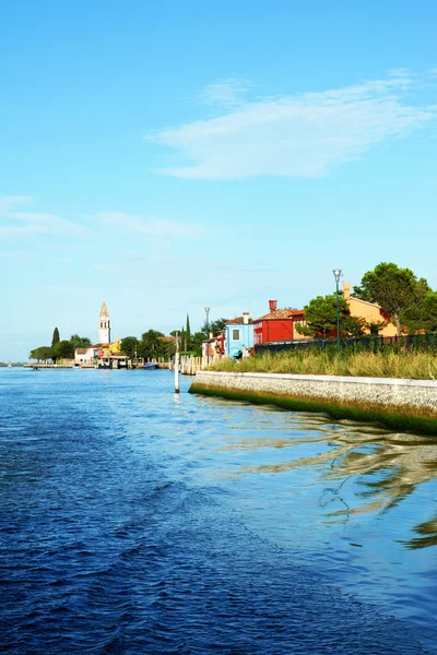 Canal sur l'île de Burano, Venise, Italie — Photo