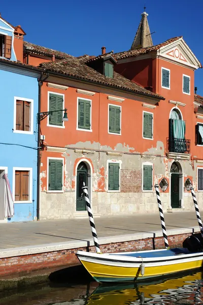 Kanál s čluny na ostrově burano, Benátky, Itálie — Stock fotografie