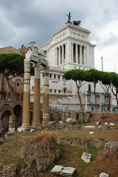 Paleis van victor emmanuel op de achtergrond van het Romeinse forum, — Stockfoto