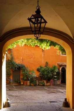 güneş ışığı, Roma, İtalya'da lider avluya kemerli banyo