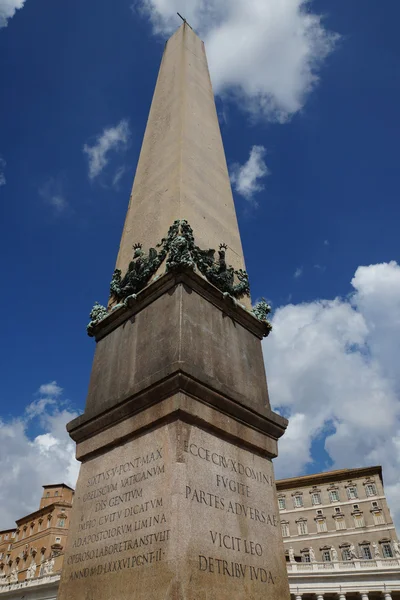 Vatikánský obelisk v svatého Petra v Římě — Stock fotografie