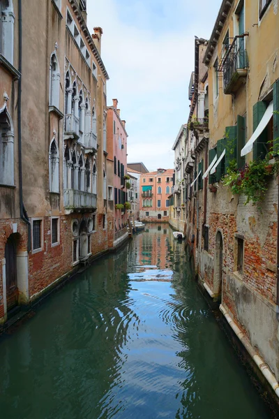 Smalle venetianske kanaler, Venedig, Italien - Stock-foto