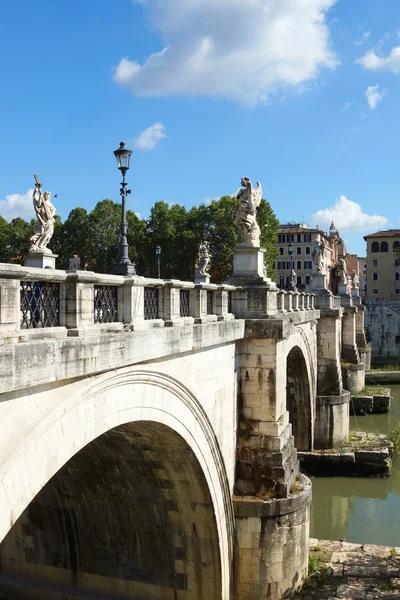 Ponte dos anjos sobre o rio Tibre em Roma, Itália — Fotografia de Stock