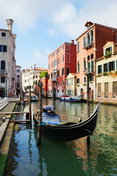 Gondol vid en kanal i Venedig, Italien — Stockfoto