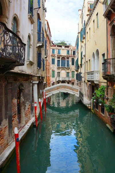 Kanalen och bridge i Venedig, Italien — Stockfoto