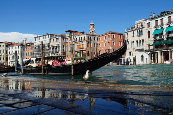 Gondola sul grande canale di Venezia, Italia — Foto Stock