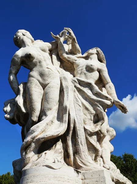 Скульптура на мосту Витторио Эммануила II, Рим, Италия — стоковое фото