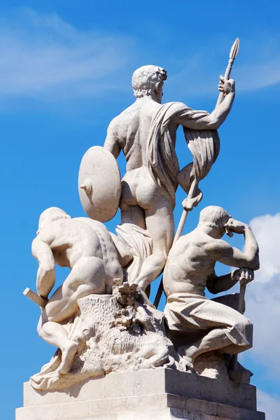 Skulpturala grupp nära monument av victor emmanuel ii, i roma — Stockfoto