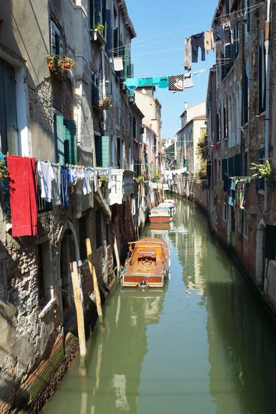 Barco en los pintorescos canales de Venecia, Italia —  Fotos de Stock