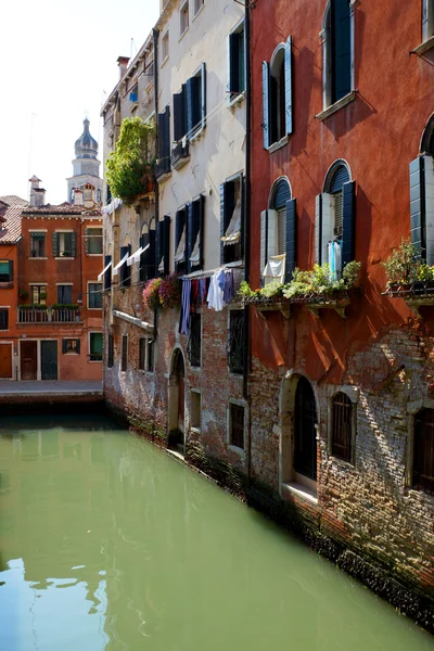 Facciata luminosa e canali di Venezia, Italia — Foto Stock