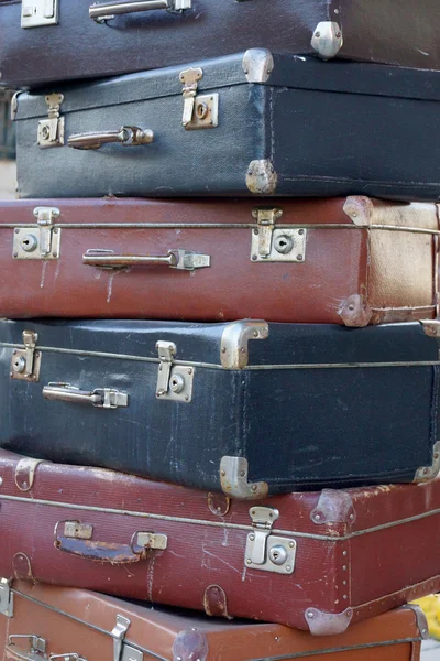 Montón de coloridas maletas vintage — Foto de Stock