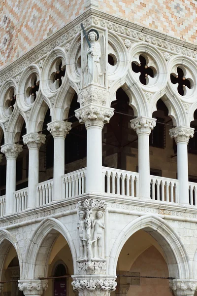 浅浮き彫りのドゥカーレ宮殿列柱 — ストック写真