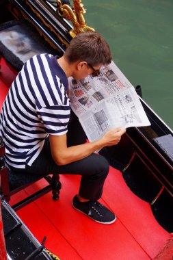 gandoler gondol Venedik, İtalya Kanallar üzerinde