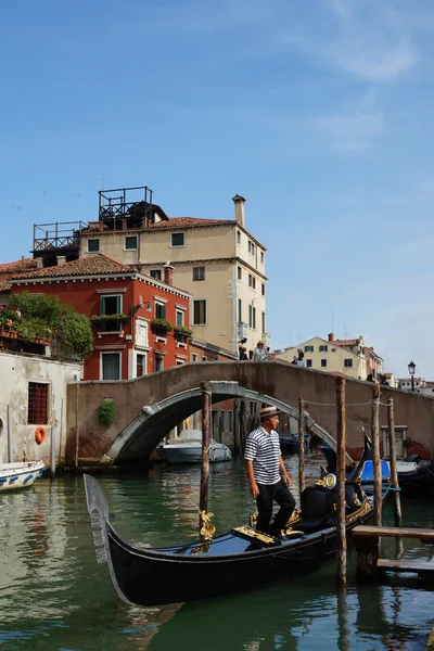 Gandoler gôndola nos canais em Veneza, Itália — Fotografia de Stock