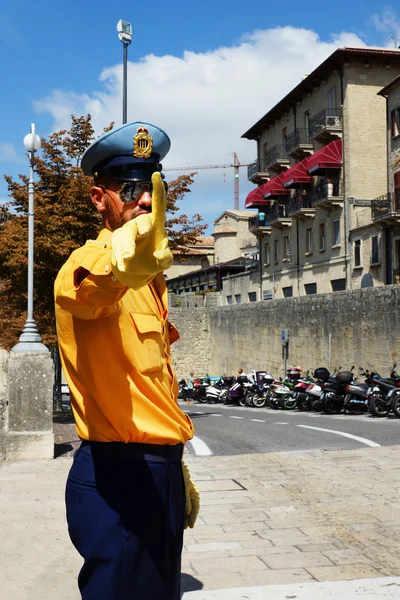 在圣马力诺，欧洲的街道上的警察 — 图库照片