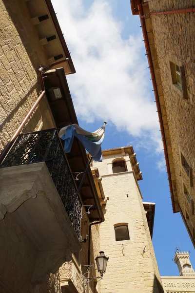Calles de San Marino y la bandera nacional, Europa — Foto de Stock