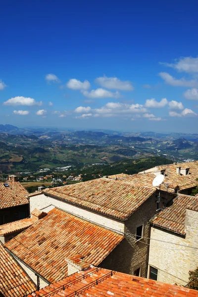 Tetti piastrellati e panorama.vid dalle pareti. San Marino — Foto Stock