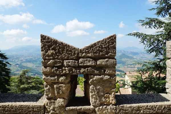 Befäst mur och utsikt över staden vid foten av san marino, — Stockfoto