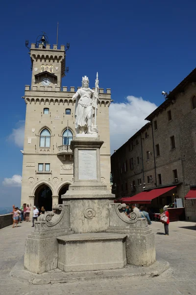 Öffentlicher Palast und Freiheitsstatue in San Marino. Europa — Stockfoto