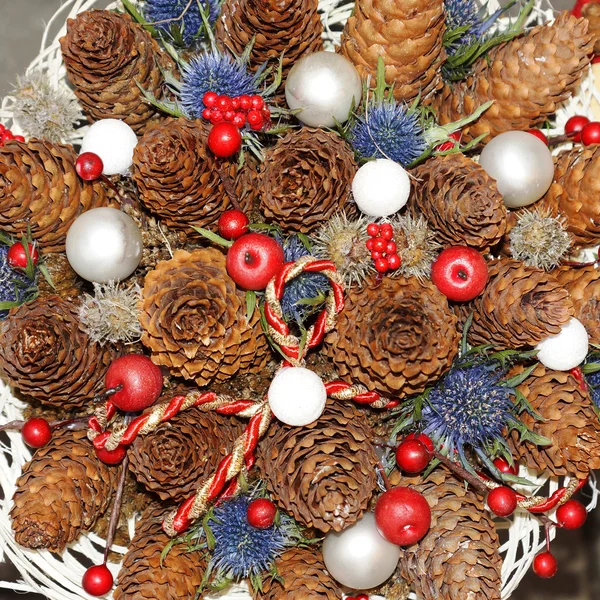 Christmas wreath with pine cones and flowers — Stock Photo, Image