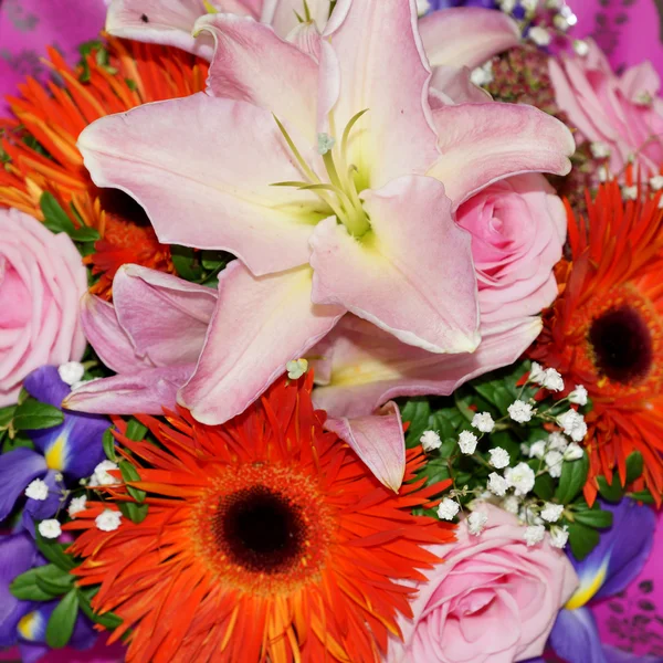 Gigli, rose, iris, gerbera in un bouquet — Foto Stock