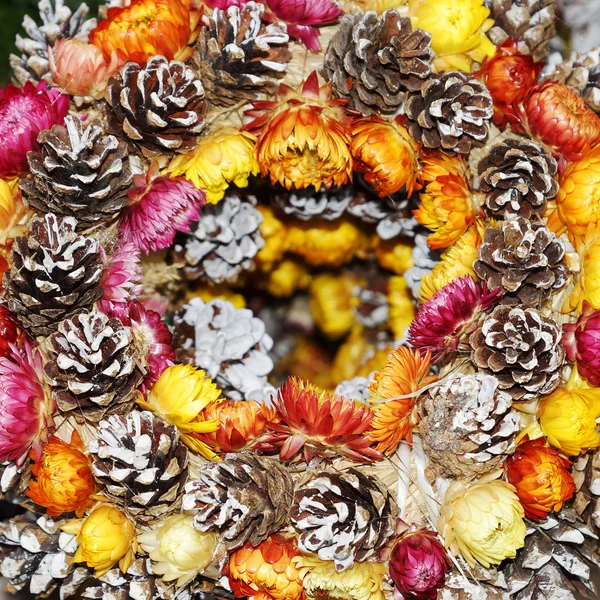 Christmas wreath with pine cones and flowers — Stock Photo, Image