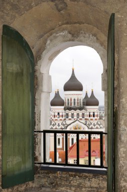 tallinn, pencere görünümünden Duomo çan kulesine. Estonya.