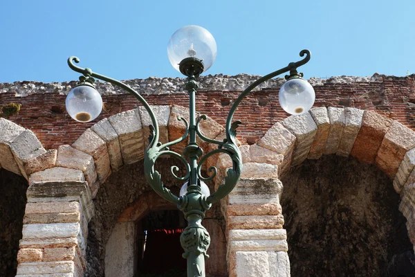 Luzes contra as paredes da arena em Verona, Itália, Europa — Fotografia de Stock