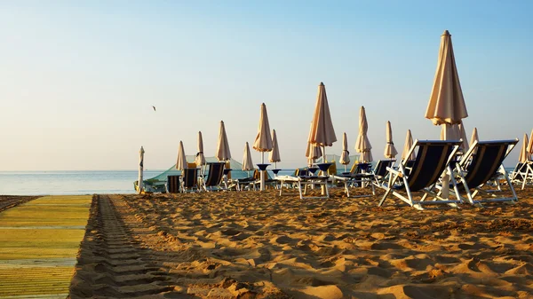 Umbrellas on the beaches of Italy in the morning hour — Stock Photo, Image