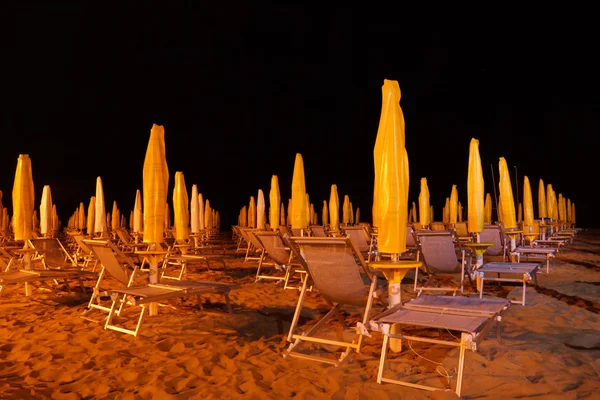 Umbrellas on the beaches of Italy at night — Stock Photo, Image