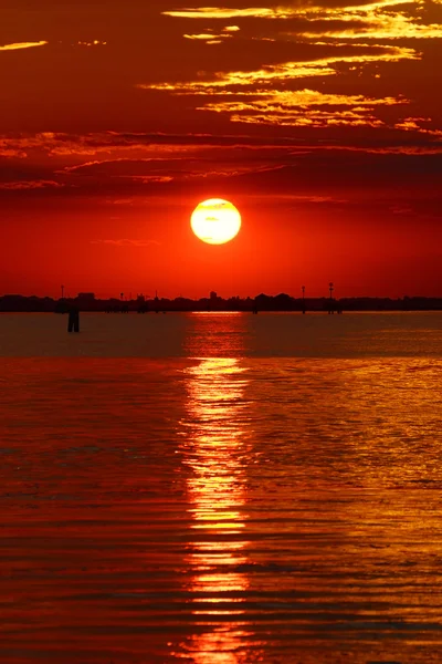 Coucher de soleil rouge dans la lagune vénitienne, Italie — Photo