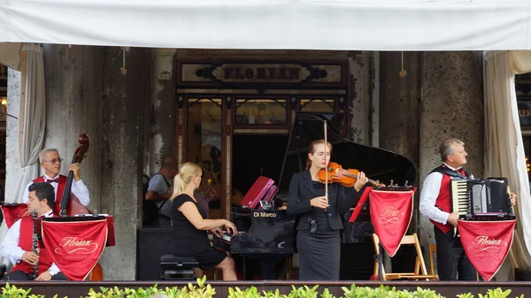 Venetië augustus 25. muzikanten op het terras van de wereld beroemde c — Stockfoto