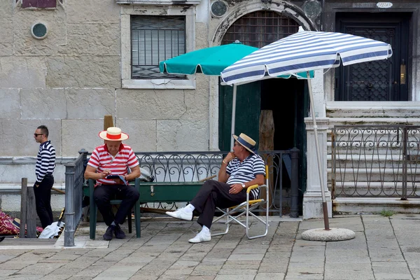 Venetië augustus 25. gondeliers op vakantie, zitten onder de paraplu — Stockfoto