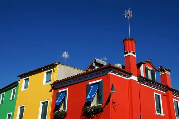 Barevná fasáda na ostrově burano v pozadí modré — Stock fotografie