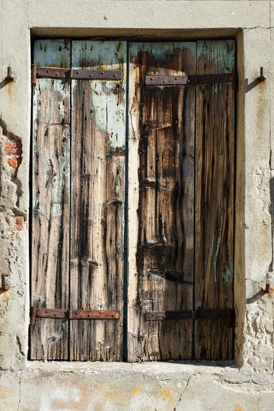 Vieja ventana cerrada con persianas de madera en Venecia, Italia —  Fotos de Stock