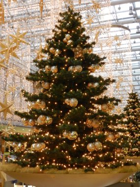 Berlin, Aralık 18. Noel dekorasyon alışveriş merkezi Berlin