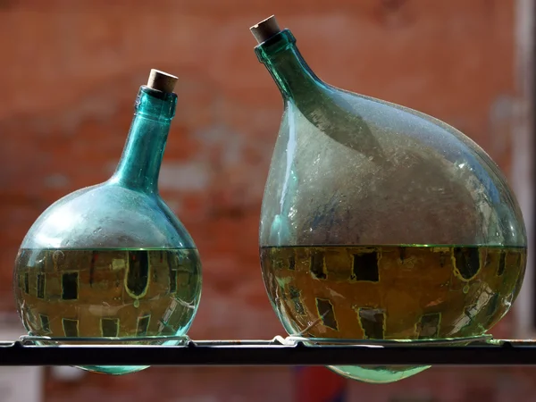 Dos botellas verdes con reflejo de los canales venecianos, Venecia, Italia —  Fotos de Stock