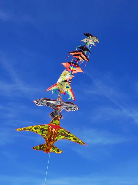 Повітряний змій у блакитному небі — стокове фото