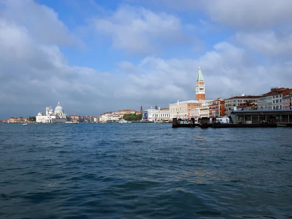 Näkymä merestä Venetsian nähtävyyksiin, Italia — kuvapankkivalokuva