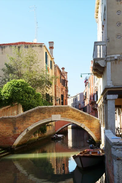 Canal and bridge a Venezia, Italia — Foto Stock