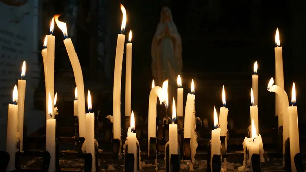 Kirchenkerzen anzünden — Stockfoto