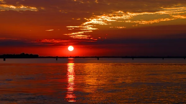 Venedik Lagünü, İtalya içinde kırmızı günbatımı — Stok fotoğraf