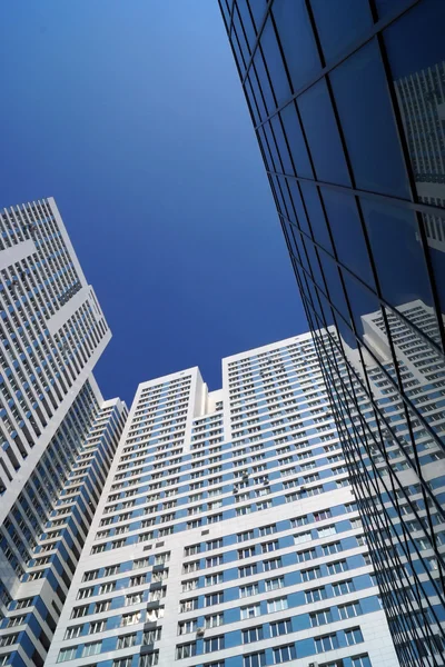 High-rise building reflection in a mirror facade of office build — Stock Photo, Image