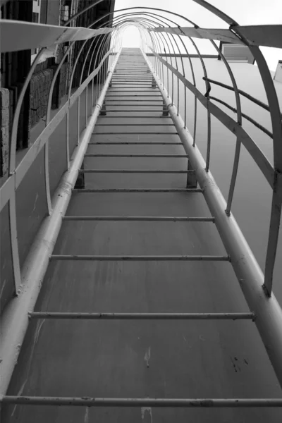 Metal ladder to the roof, black and white — Stock Photo, Image